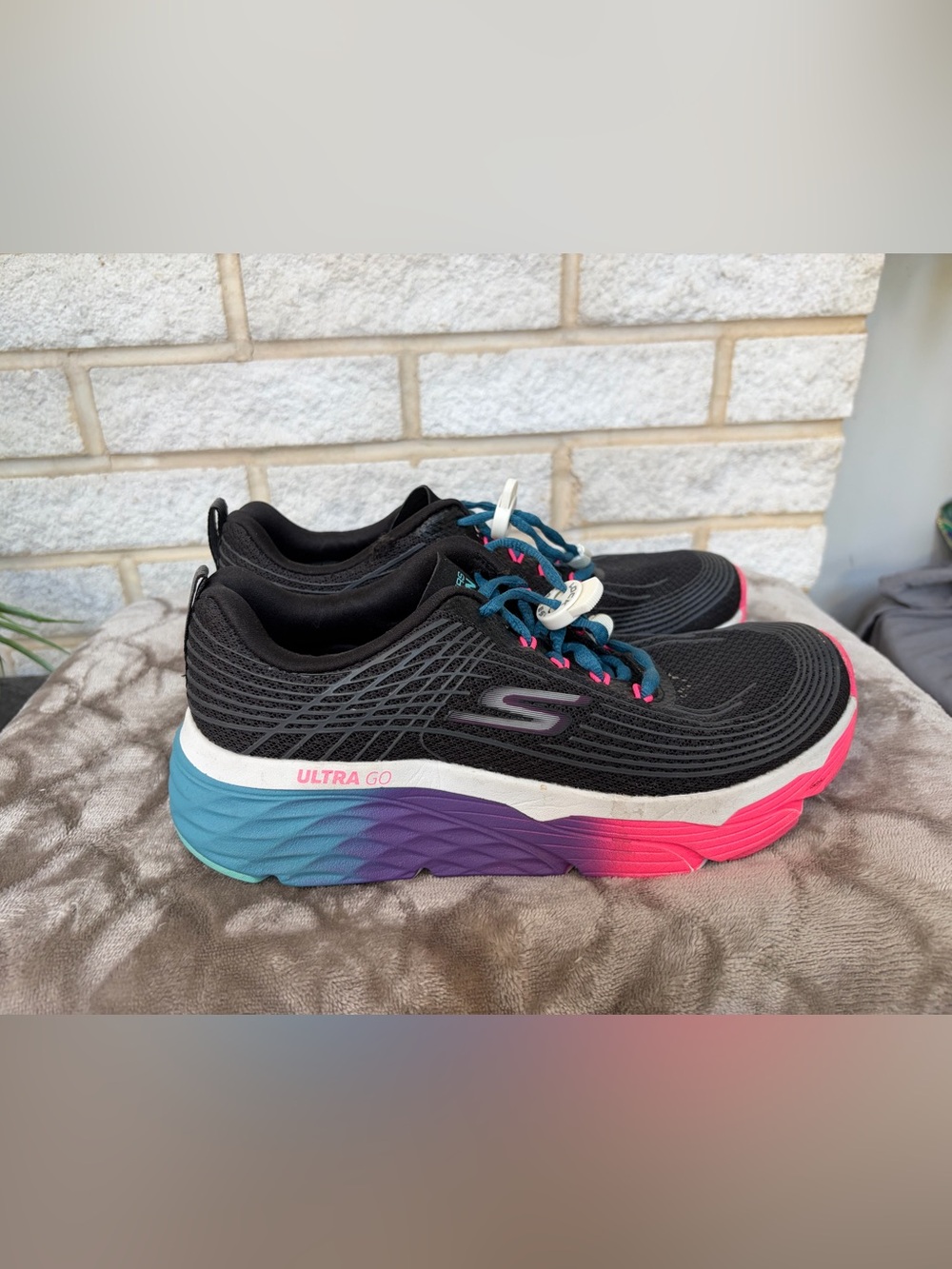 Skechers Max Cushioning Ultra Go Women's Black Gradient Running Shoes- Size 8